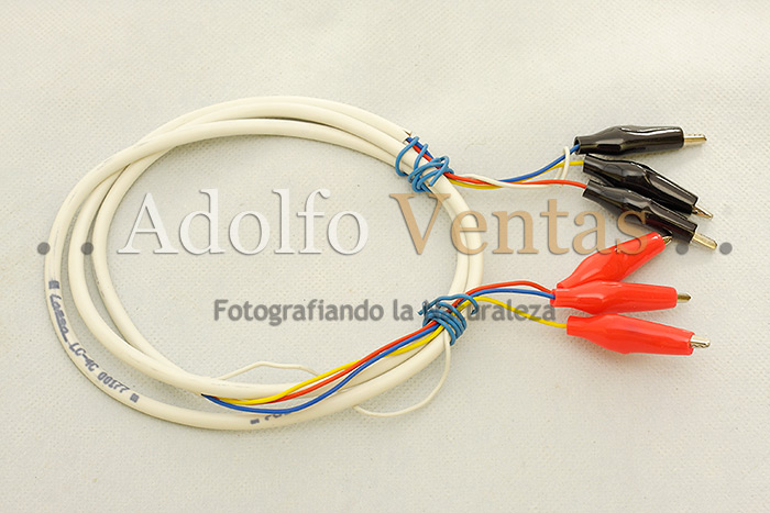 Cable con pinzas para comprobación de conexiones.