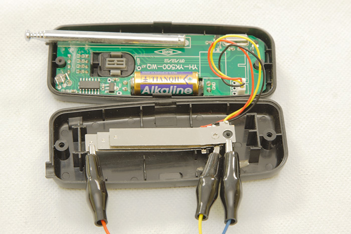 Conectando las pinzas a las placas de disparo del Mando RF Emisor.